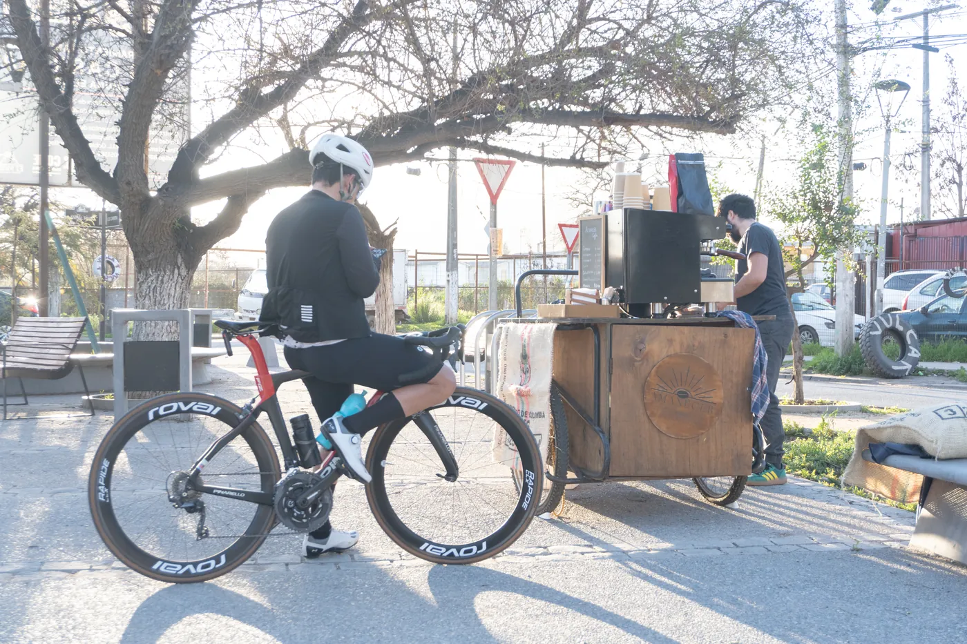 Una bicicleta detenida junto al triciclo mientras se prepara un pedido.